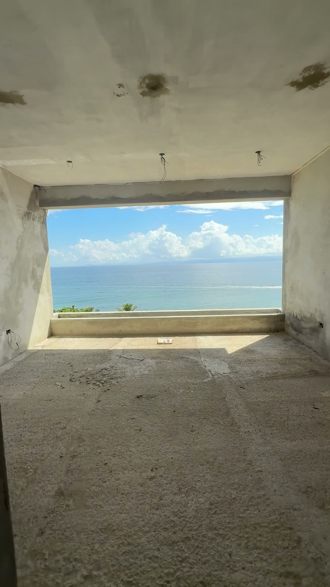 A window opening onto the bay